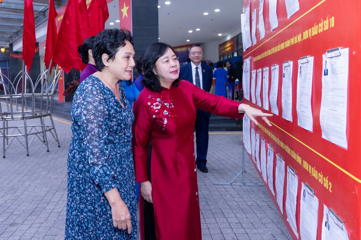 Chủ tịch UBTƯ MTTQ Việt Nam Bùi Thị Minh Hoài và các cử tri đi bỏ phiếu bầu cử- Ảnh 1.