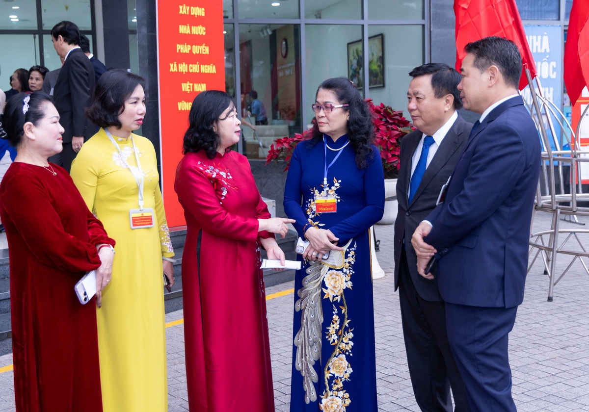 Chủ tịch UBTƯ MTTQ Việt Nam Bùi Thị Minh Hoài và các cử tri đi bỏ phiếu bầu cử- Ảnh 2.