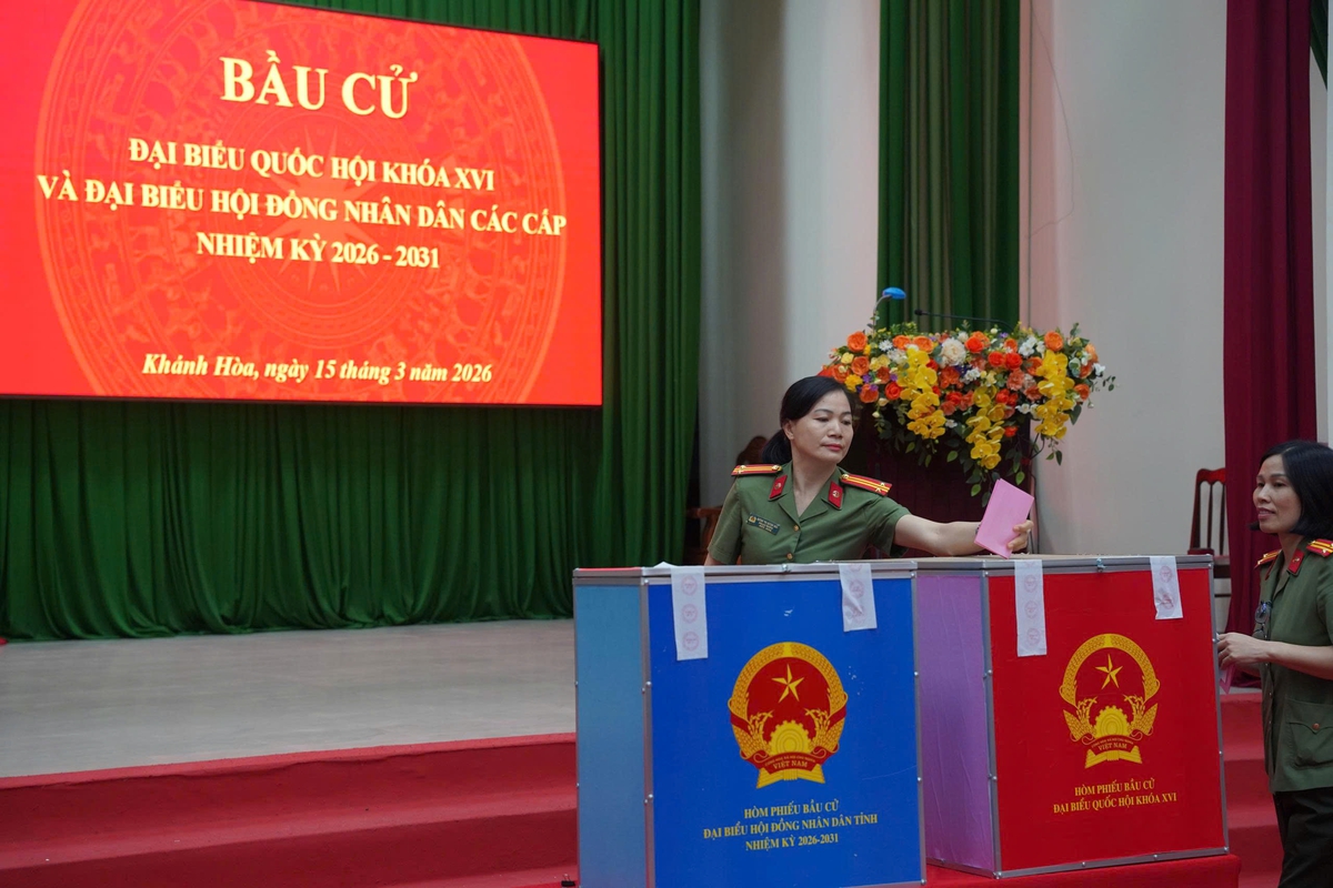 Hơn 1,65 triệu cử tri Khánh Hòa đi bầu cử, nhiều người vượt dốc núi đến điểm bỏ phiếu- Ảnh 1. Hơn 1,65 triệu cử tri Khánh Hòa đi bầu cử, nhiều người vượt dốc núi đến điểm bỏ phiếu- Ảnh 1.