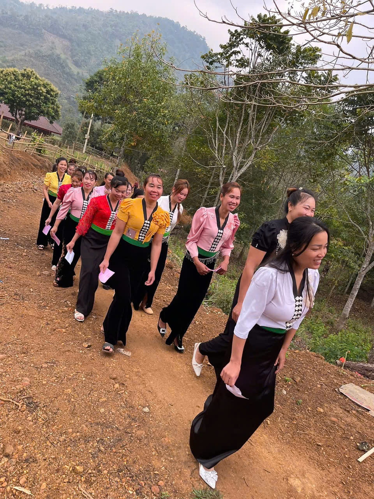 Phụ nữ các dân tộc ở Điện Biên cùng lá phiếu "viết tiếp" những kỳ vọng mới- Ảnh 3.