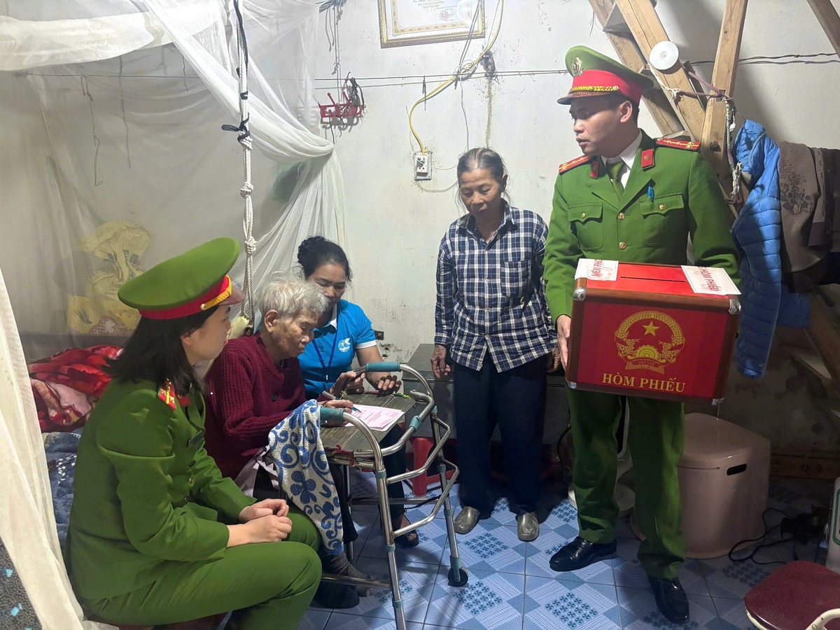 Ngày bầu cử đáng nhớ của đôi uyên ương trẻ ở Hải Phòng- Ảnh 2. Ngày bầu cử đáng nhớ của đôi uyên ương trẻ ở Hải Phòng- Ảnh 2.