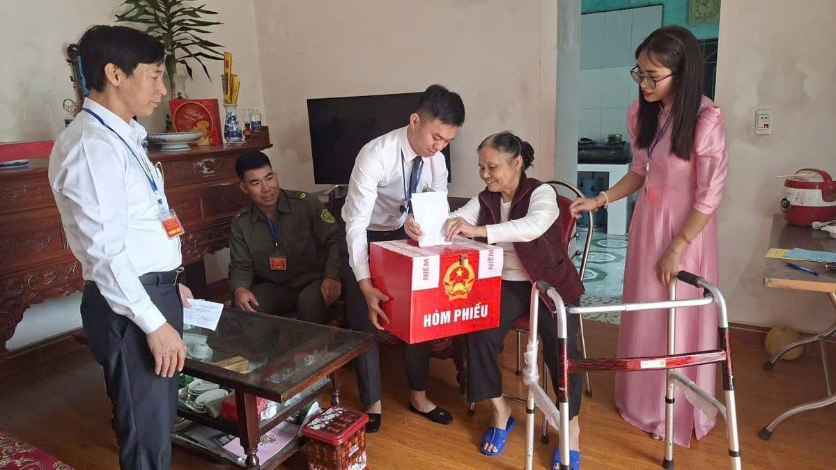 Ngày bầu cử đáng nhớ của đôi uyên ương trẻ ở Hải Phòng- Ảnh 4. Ngày bầu cử đáng nhớ của đôi uyên ương trẻ ở Hải Phòng- Ảnh 4.