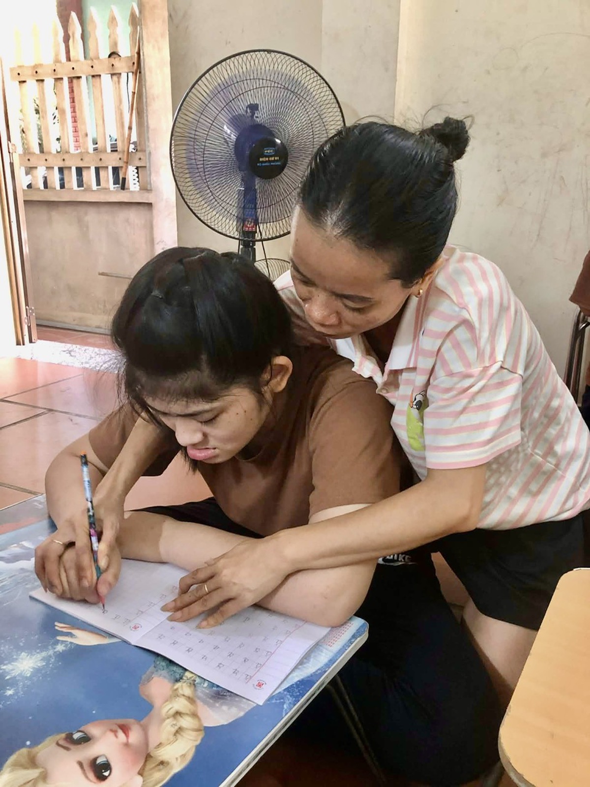 “Tôi sống bằng tình yêu của các em nhỏ”- Ảnh 3. “Tôi sống bằng tình yêu của các em nhỏ”- Ảnh 3.