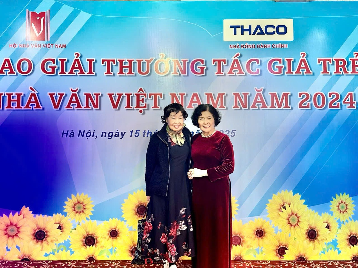 Nhà thơ Phan Thị Thanh Nhàn và tác giả Nguyễn Thị Thiện