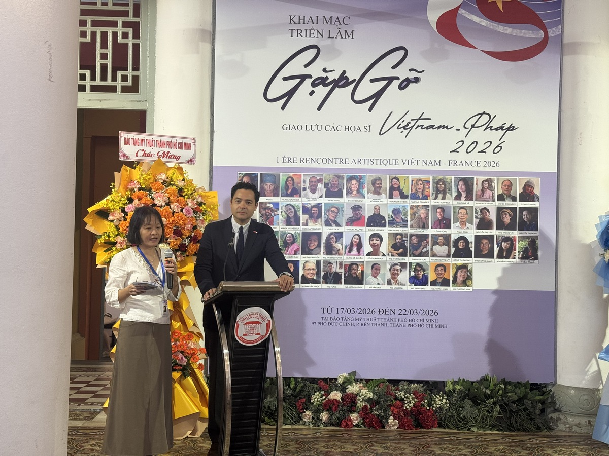 Ông Etienne Ranaivoson, Tổng lãnh sự quán Pháp tại TPHCM trân trọng và đánh giá cao triển lãm Gặp gỡ Việt - Pháp đã làm cầu nối giao lưu văn hoá giữa đội ngũ nghệ sĩ giữa hai nước. Ảnh: Hồ Lam