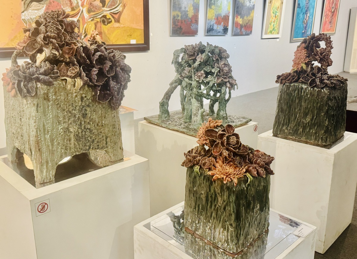 Tác phẩm gốm men "Vườn hoa xuân". Ảnh: Hồ Lam