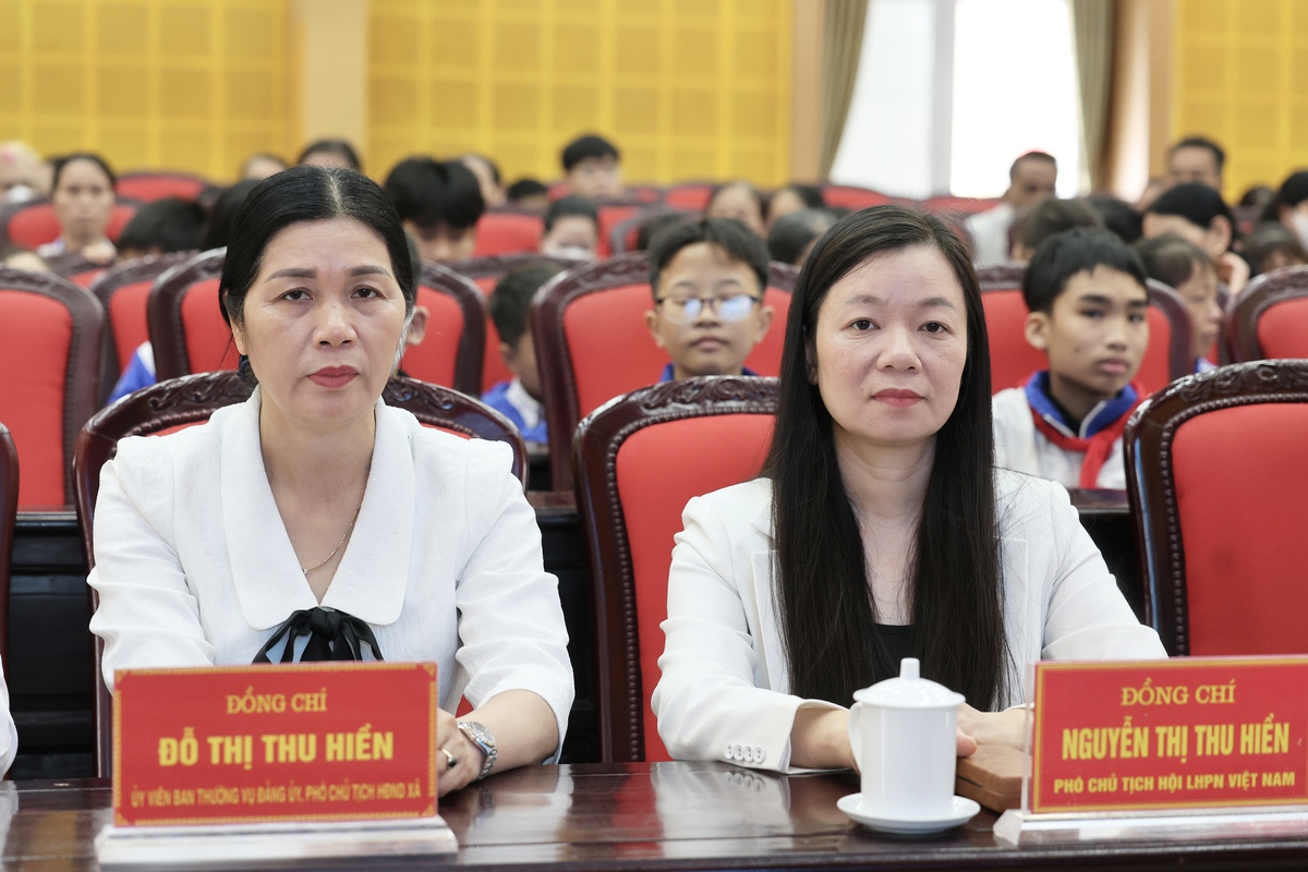 Chủ tịch Hội LHPN Việt Nam Lê Thị Thủy động viên, tặng quà trẻ em có hoàn cảnh khó khăn tại Hưng Yên- Ảnh 2.