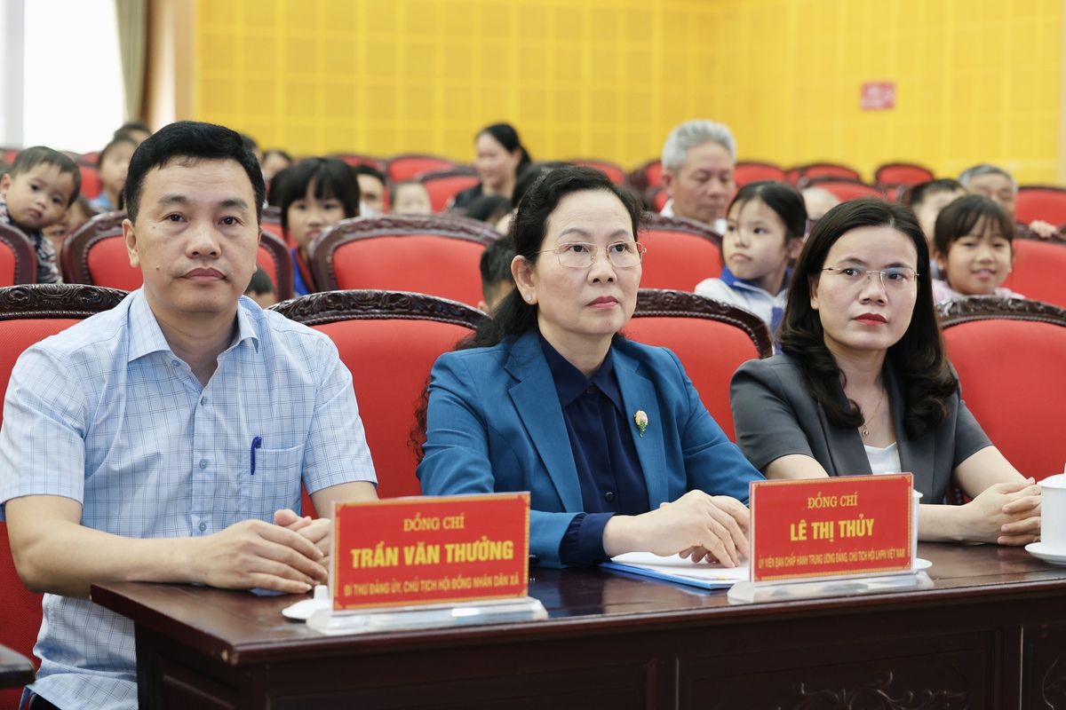 Chủ tịch Hội LHPN Việt Nam Lê Thị Thủy động viên, tặng quà trẻ em có hoàn cảnh khó khăn tại Hưng Yên- Ảnh 1.