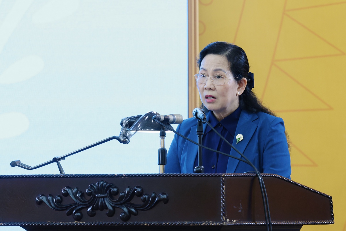 Chủ tịch Hội LHPN Việt Nam Lê Thị Thủy động viên, tặng quà trẻ em có hoàn cảnh khó khăn tại Hưng Yên- Ảnh 3.