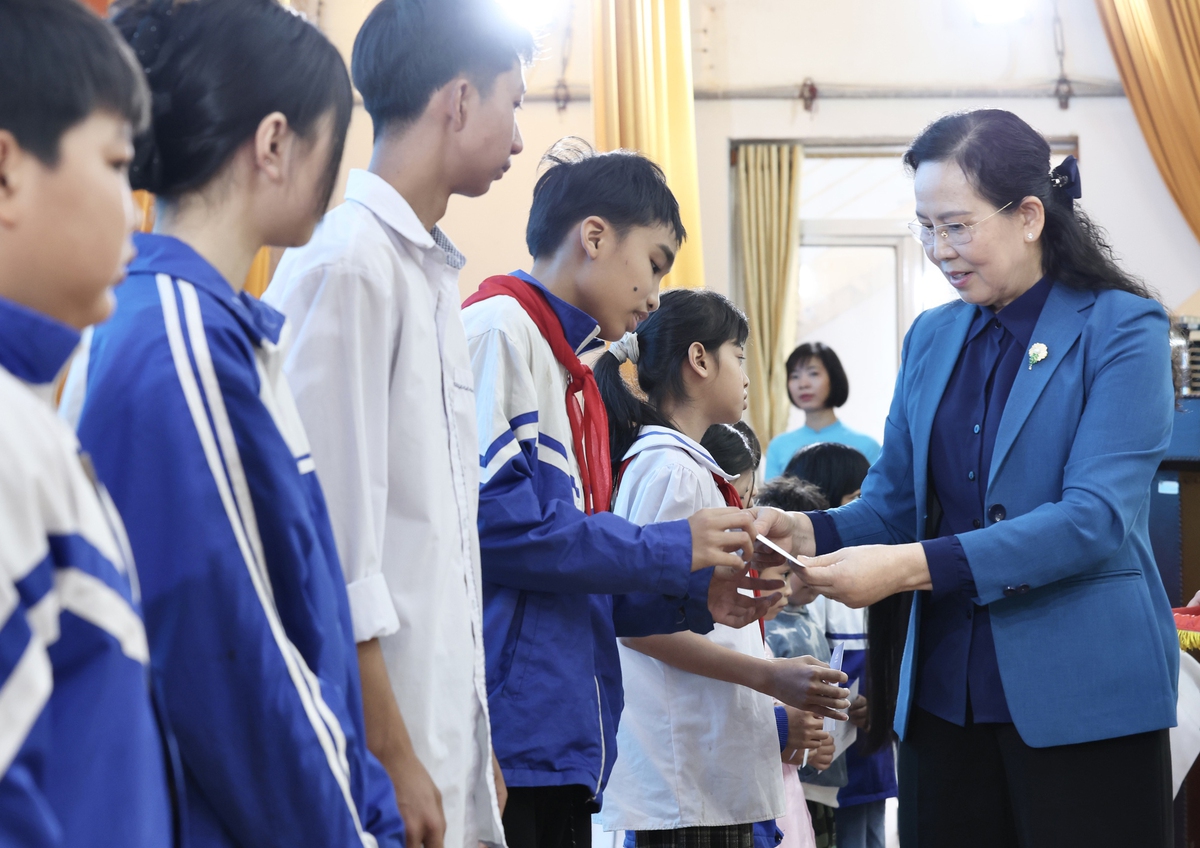 Chủ tịch Hội LHPN Việt Nam Lê Thị Thủy động viên, tặng quà trẻ em có hoàn cảnh khó khăn tại Hưng Yên- Ảnh 4.