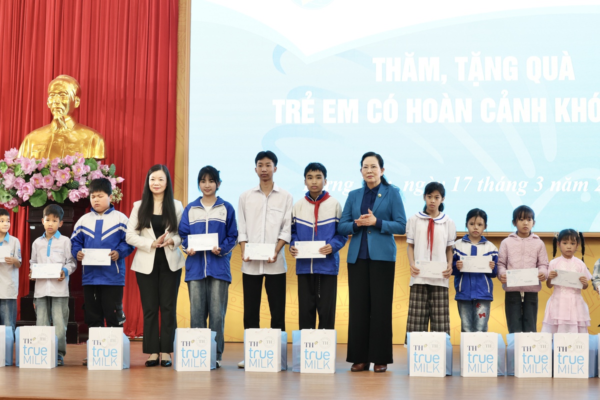 Chủ tịch Hội LHPN Việt Nam Lê Thị Thủy động viên, tặng quà trẻ em có hoàn cảnh khó khăn tại Hưng Yên- Ảnh 6.