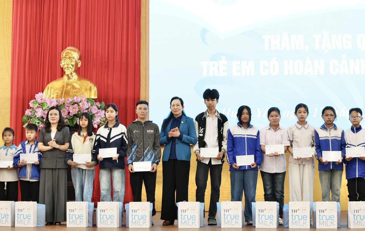 Chủ tịch Hội LHPN Việt Nam Lê Thị Thủy động viên, tặng quà trẻ em có hoàn cảnh khó khăn tại Hưng Yên- Ảnh 7.