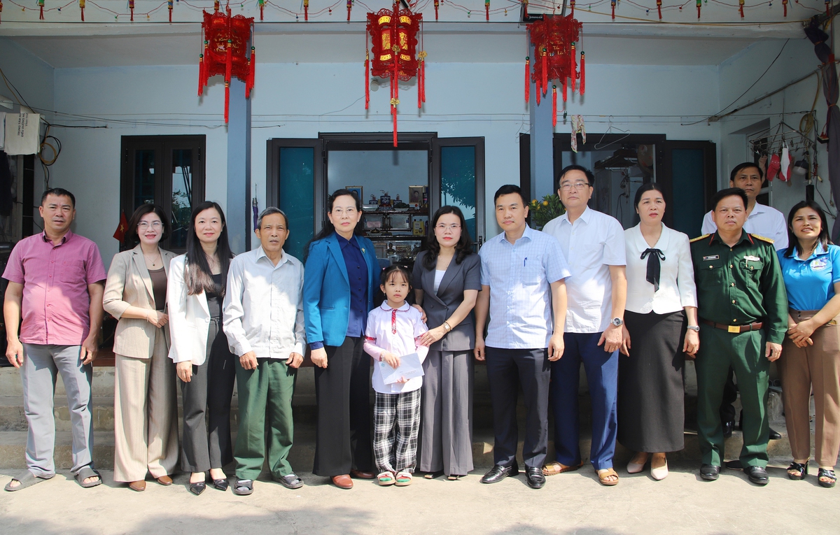 Chủ tịch Hội LHPN Việt Nam Lê Thị Thủy động viên, tặng quà trẻ em có hoàn cảnh khó khăn tại Hưng Yên- Ảnh 9.