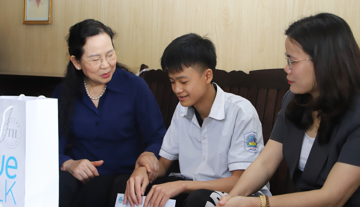 Chủ tịch Hội LHPN Việt Nam Lê Thị Thủy động viên, tặng quà trẻ em có hoàn cảnh khó khăn tại Hưng Yên- Ảnh 5.