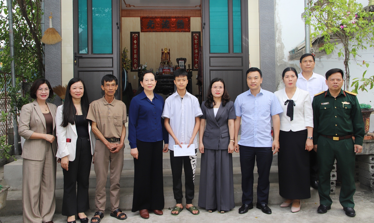 Chủ tịch Hội LHPN Việt Nam Lê Thị Thủy động viên, tặng quà trẻ em có hoàn cảnh khó khăn tại Hưng Yên- Ảnh 8.