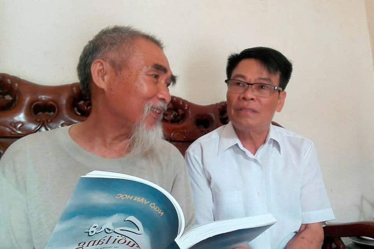 Tác giả với ông Trần Văn Nhuận (bên trái), em trai út của liệt sĩ Trần Thị Bắc