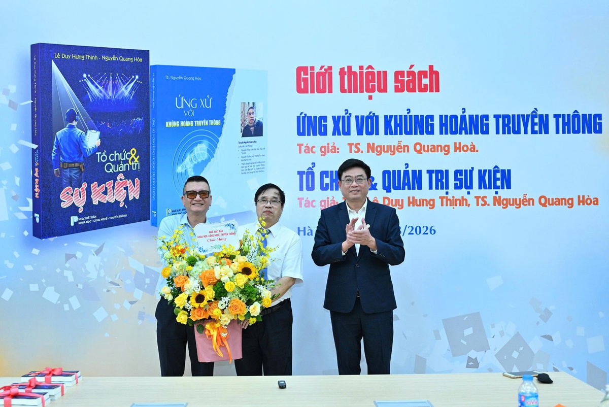 TS Trần Chí Đạt (ngoài cùng bên phải) tặng hoa cho 2 tác giả Nguyễn Quang Hòa (giữa) và Lê Duy Hưng Thịnh (ngoài cùng bên trái)