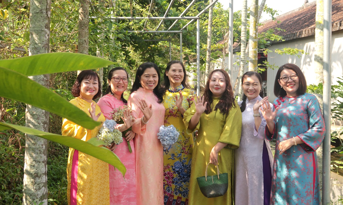 Bạn bè quốc tế ấn tượng khi người Việt từ già đến trẻ, nam lẫn nữ đều tự tin mặc áo dài- Ảnh 2.