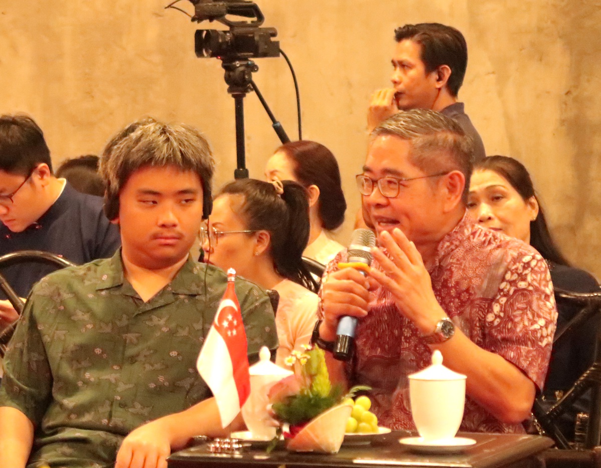 Bạn bè quốc tế ấn tượng khi người Việt từ già đến trẻ, nam lẫn nữ đều tự tin mặc áo dài- Ảnh 5.