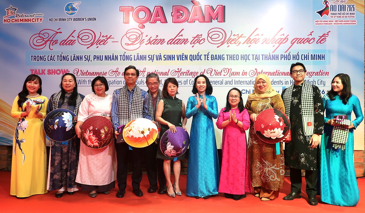 Bạn bè quốc tế ấn tượng khi người Việt từ già đến trẻ, nam lẫn nữ đều tự tin mặc áo dài- Ảnh 4.