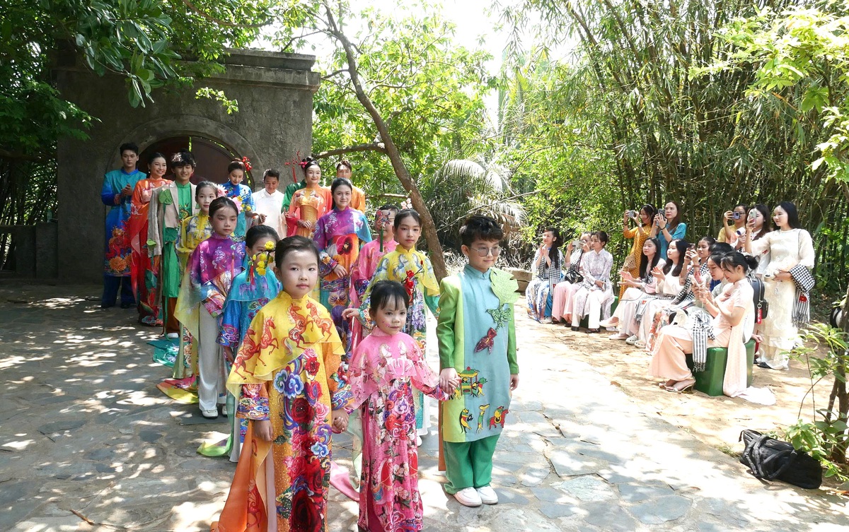 Bạn bè quốc tế ấn tượng khi người Việt từ già đến trẻ, nam lẫn nữ đều tự tin mặc áo dài- Ảnh 12.