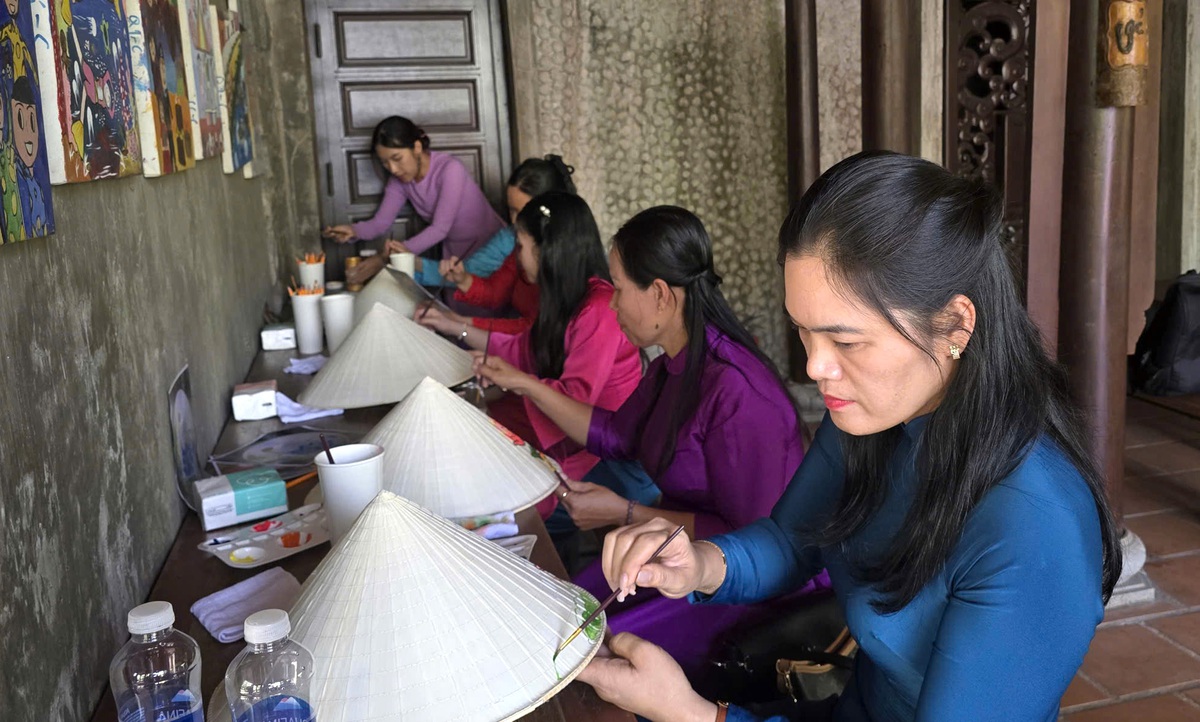 Bạn bè quốc tế ấn tượng khi người Việt từ già đến trẻ, nam lẫn nữ đều tự tin mặc áo dài- Ảnh 11.