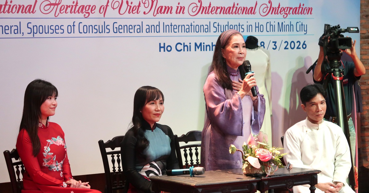 Bạn bè quốc tế ấn tượng khi người Việt từ già đến trẻ, nam lẫn nữ đều tự tin mặc áo dài- Ảnh 1.