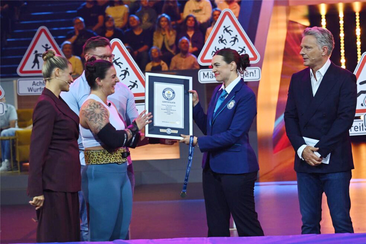 Kỷ lục Guinness mới: Nữ lực sĩ nâng và ném 10 người đàn ông trong 37,44 giây- Ảnh 1.