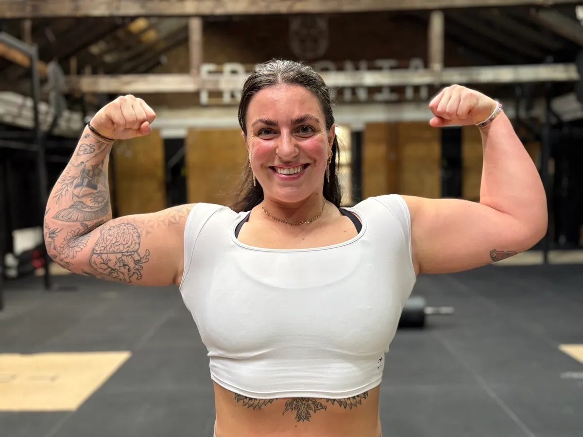 Kỷ lục Guinness mới: Nữ lực sĩ nâng và ném 10 người đàn ông trong 37,44 giây- Ảnh 2.