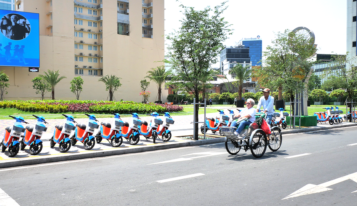 TPHCM: Người dân, du khách hào hứng với dịch vụ Xe đạp điện công cộng- Ảnh 2.