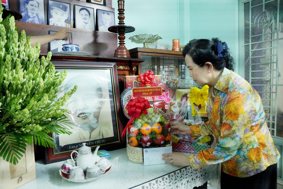 Chủ tịch Hội LHPN Việt Nam Lê Thị Thủy thăm hỏi, tri ân các đồng chí nguyên lãnh đạo Hội- Ảnh 8.