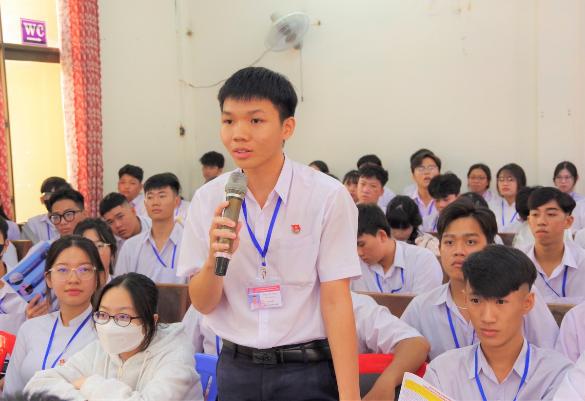 Hướng nghiệp và tư vấn tuyển sinh quân sự cho hơn 2.000 học sinh ở Cà Mau- Ảnh 2.