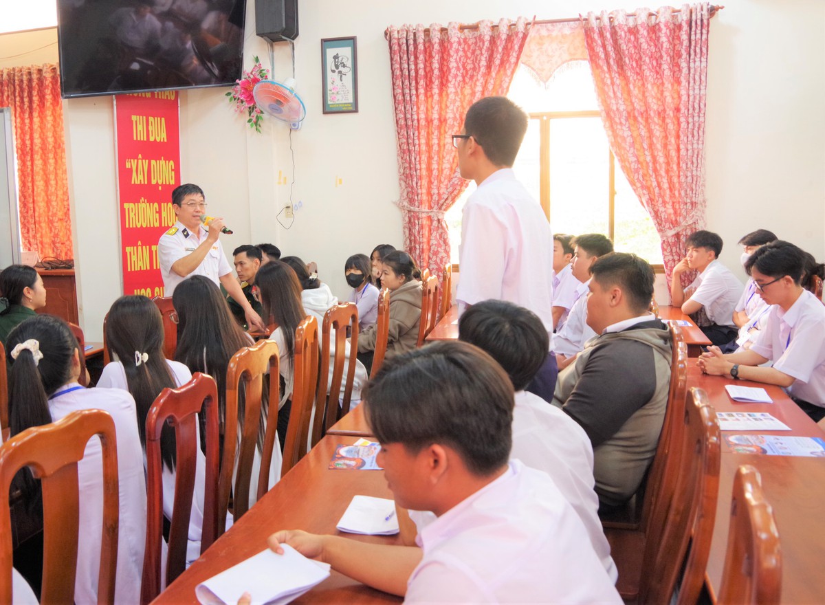 Hướng nghiệp và tư vấn tuyển sinh quân sự cho hơn 2.000 học sinh ở Cà Mau- Ảnh 1.