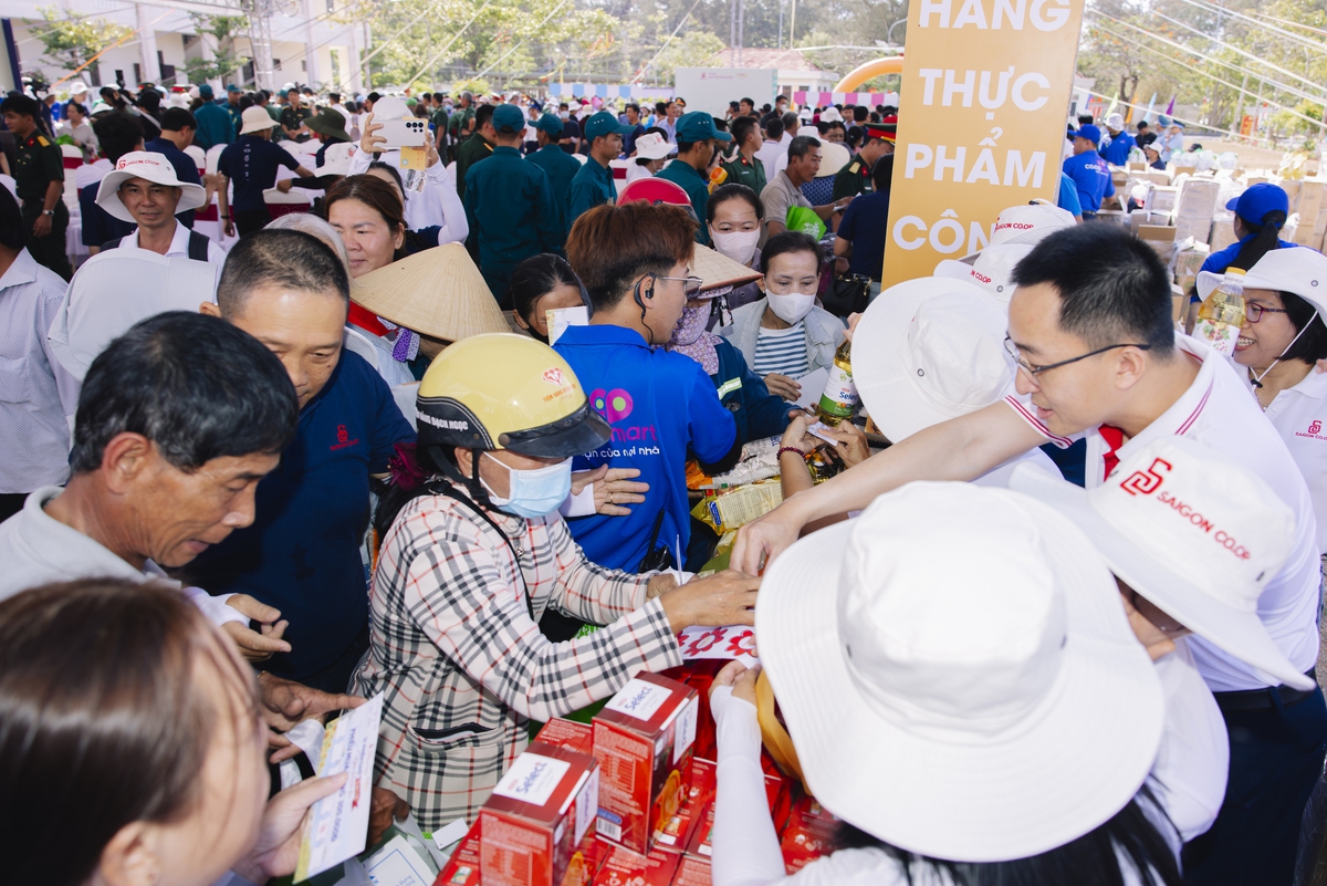 Ấm áp "Phiên chợ nghĩa tình biển đảo"- Ảnh 1.