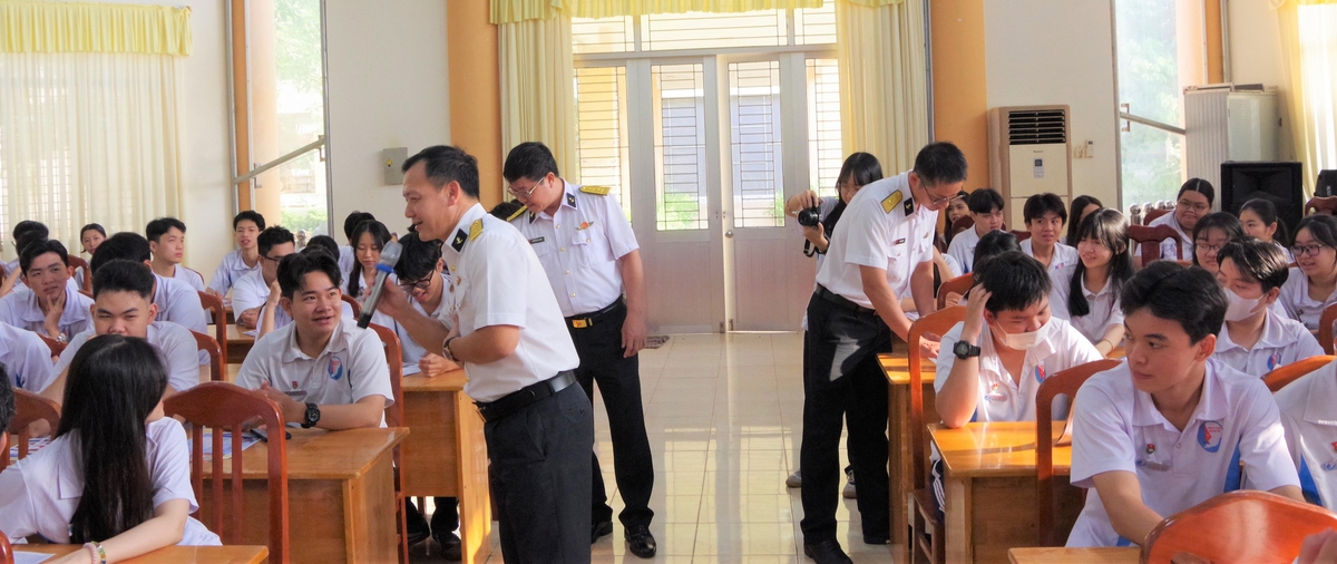 Hướng nghiệp và tư vấn tuyển sinh quân sự cho hơn 2.000 học sinh ở Cà Mau- Ảnh 3.