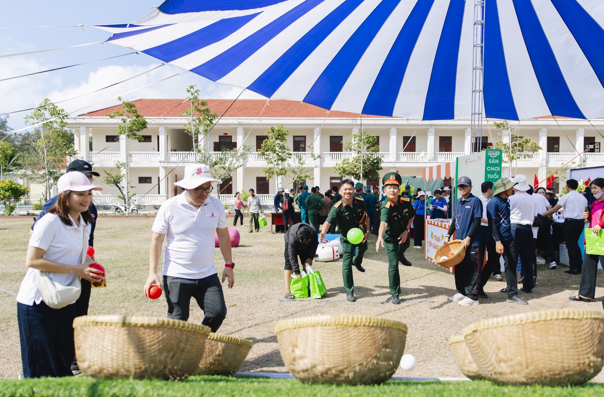 Ấm áp "Phiên chợ nghĩa tình biển đảo"- Ảnh 2.