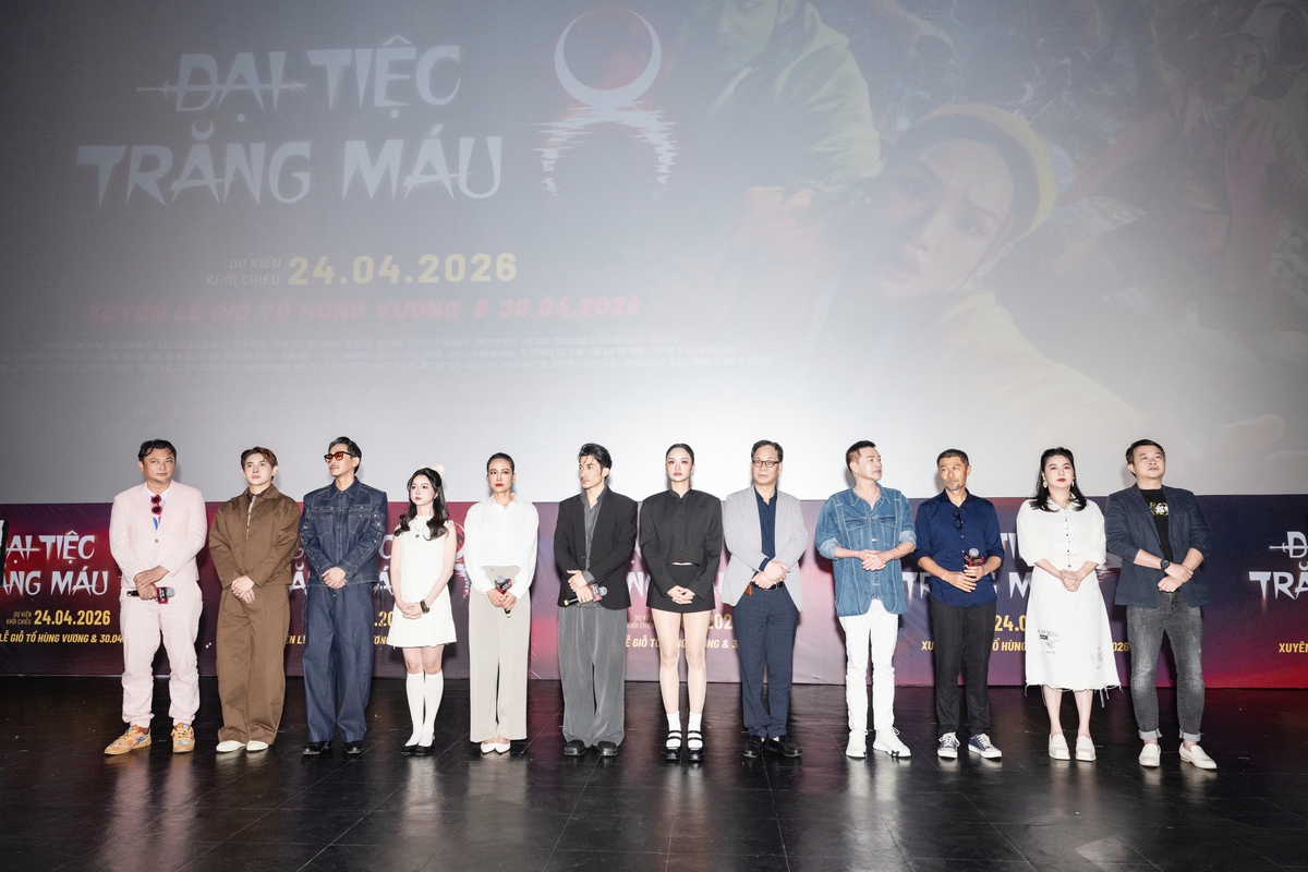 Ê-kíp "Đại tiệc trăng máu 8" giao lưu với khán giả