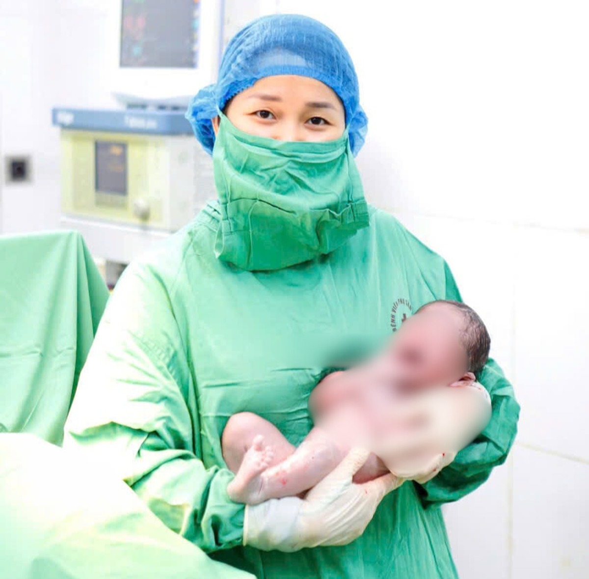 ThS.BS Nguyễn Thị Bích Ngọc  bế trên tay em bé vừa chào đời  tại Bệnh viện Phụ sản Hà Nội