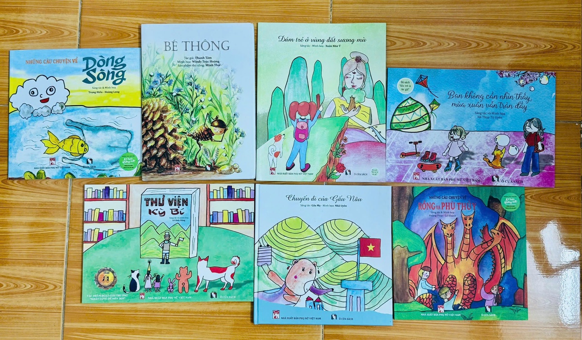 Những quyển sách do chính các tác giả nhí sáng tác, vẽ minh hoạ tại Ô cửa sách. Ảnh: Hồ Lam