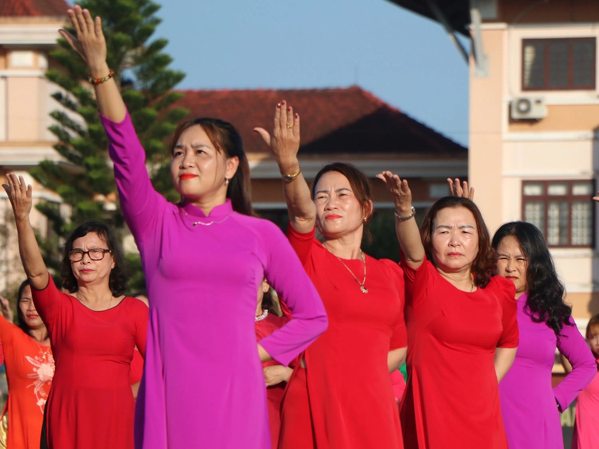 Phụ nữ Đà Nẵng rộn ràng điệu dân vũ "Ta đi bầu cử"- Ảnh 15.