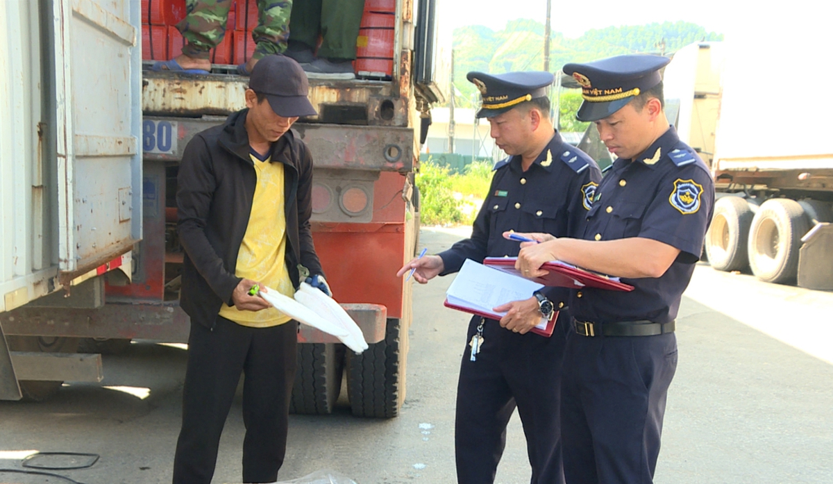 Hải quan được "chặn" hàng ngay cửa khẩu khi phát hiện dấu hiệu nghi vấn hàng giả- Ảnh 1. Hải quan được "chặn" hàng ngay cửa khẩu khi phát hiện dấu hiệu nghi vấn hàng giả- Ảnh 1.
