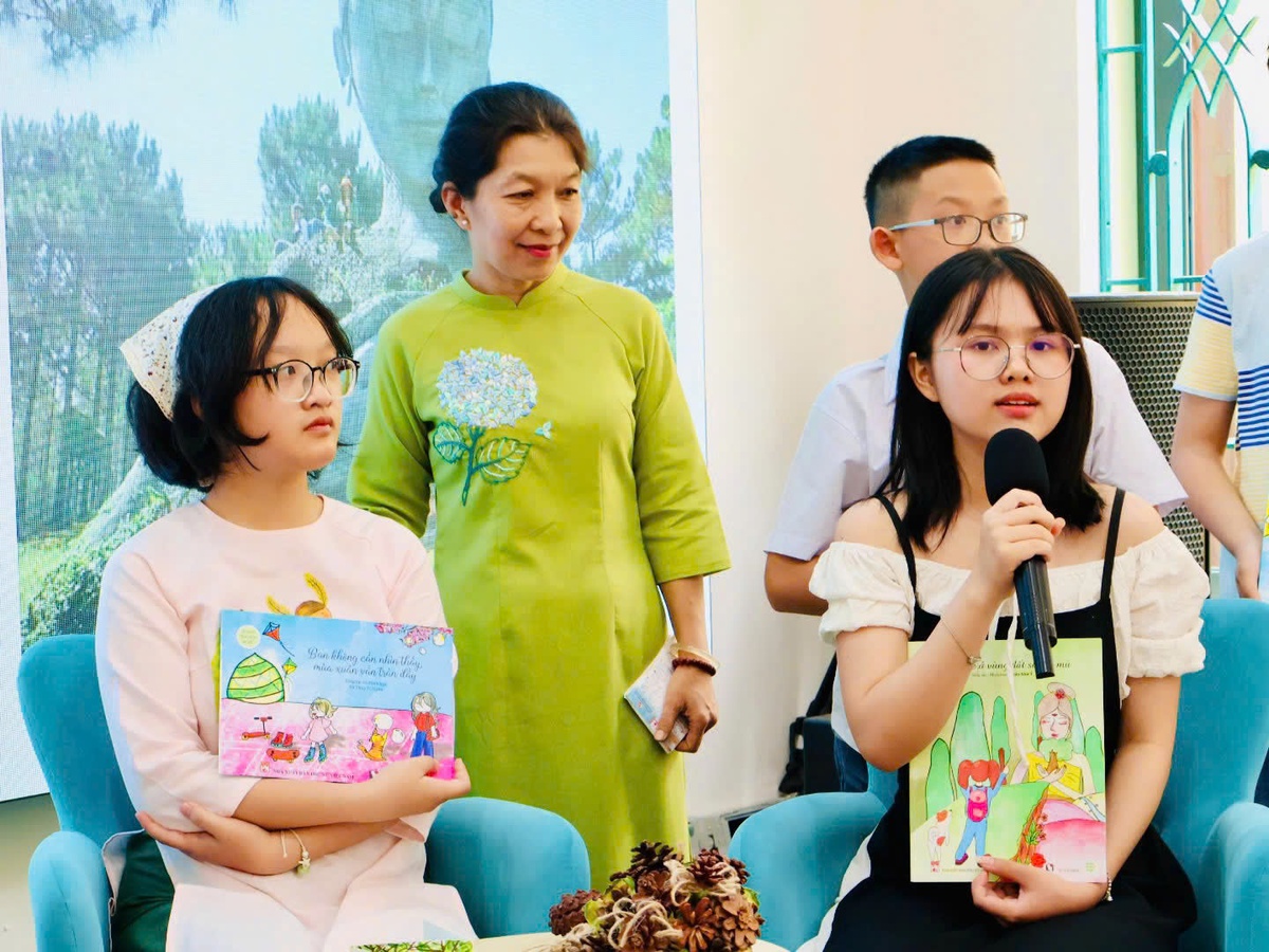 Hai tác giả Tú Uyên (trái) và Như Ý trong chương trình "Tuổi thơ bên Ô cửa sách" diễn ra tại chi nhánh Nhà xuất bản Phụ Nữ Việt Nam, TP.HCM vào cuối năm 2025. Đây là lần thứ hai dự án 'khăn gói' từ Đà Lạt xuống TPHCM để các tác giả thiếu nhi được giao lưu, trò chuyện và nói lên suy nghĩ của mình với các bạn đồng trang lứa. Ảnh: Hồ Lam