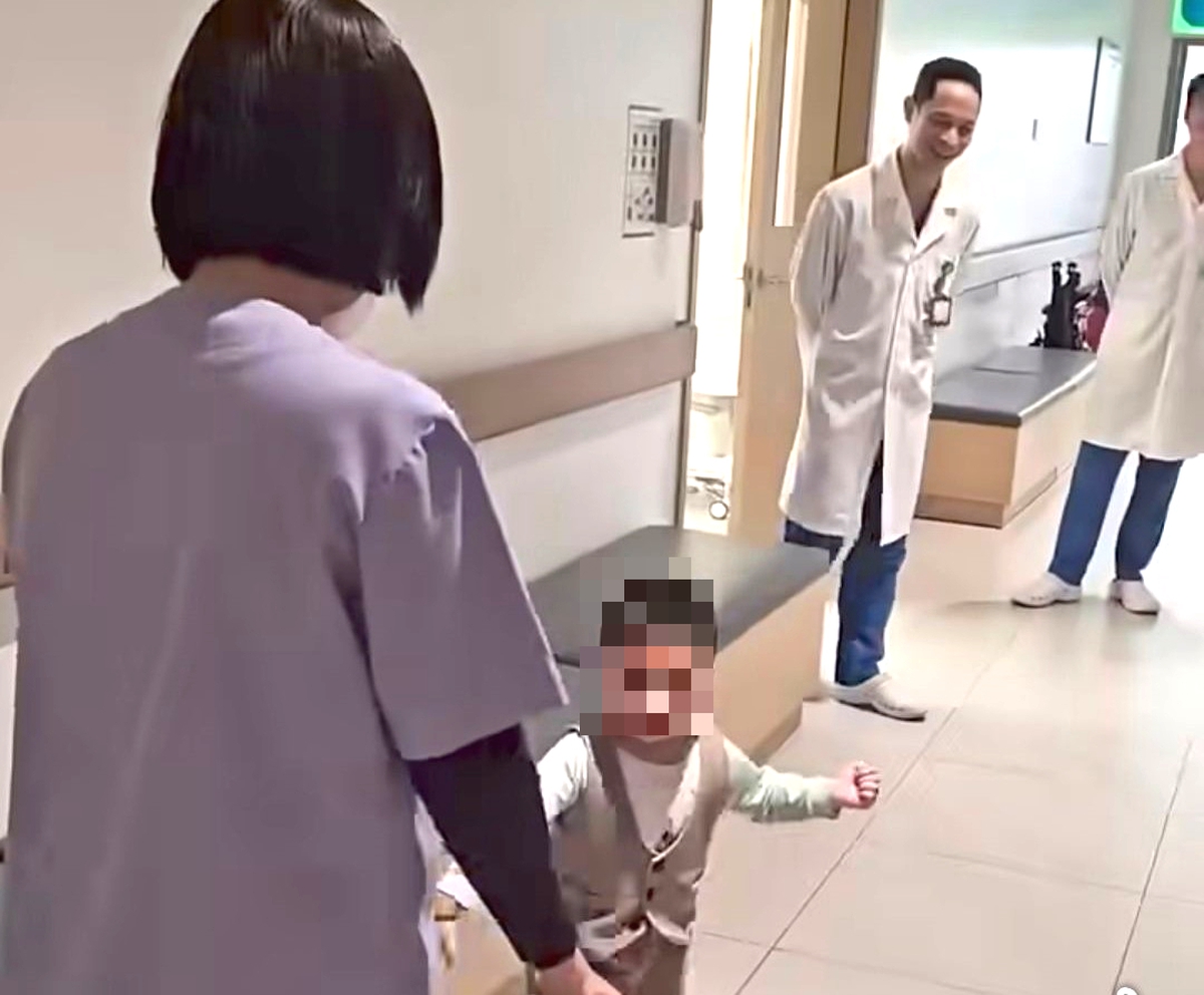 Hành trình 3 tháng kỳ diệu của bé trai 3 tuổi "sống thực vật" sau đuối nước- Ảnh 1. Hành trình 3 tháng kỳ diệu của bé trai 3 tuổi "sống thực vật" sau đuối nước- Ảnh 1.