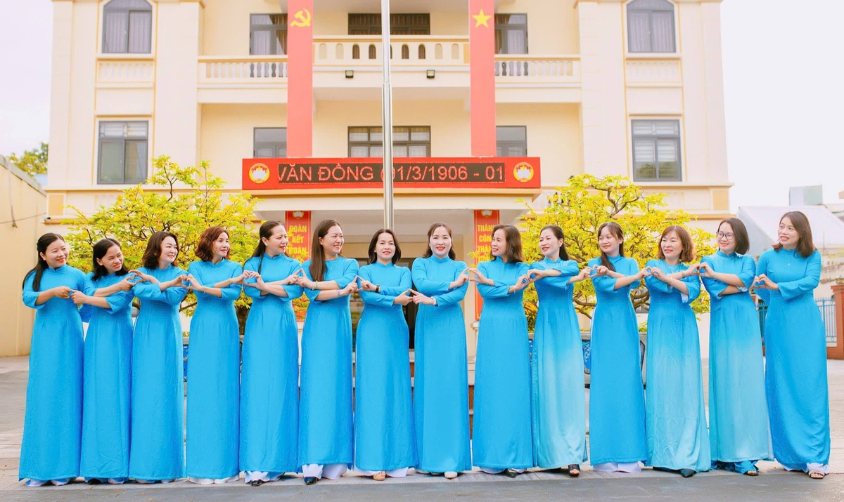 Phụ nữ vùng đất núi Ấn sông Trà đưa nét đẹp áo dài vào công sở- Ảnh 2.