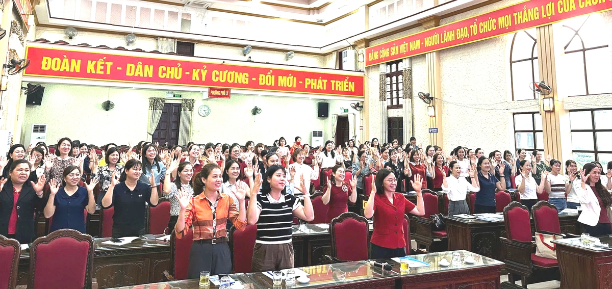 Đồng hành để nữ ứng cử viên tự tin bước vào cuộc bầu cử- Ảnh 2. Đồng hành để nữ ứng cử viên tự tin bước vào cuộc bầu cử- Ảnh 2.