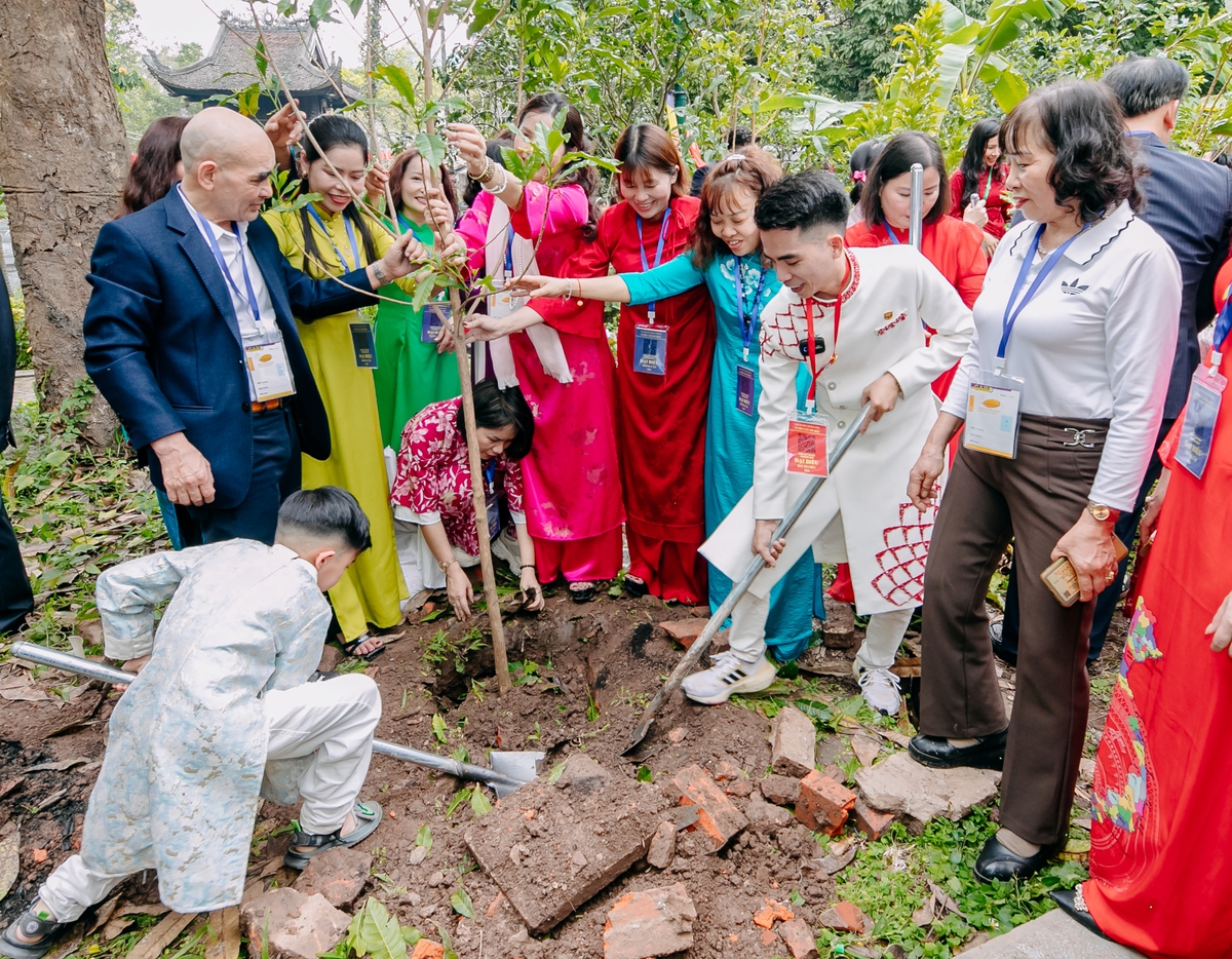 Các đại biểu trồng cây trong khuôn viên Phủ Chủ tịch