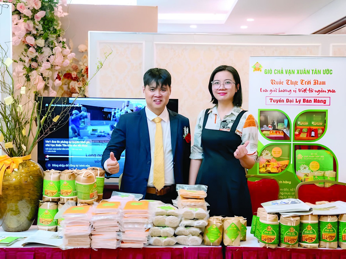 Vợ chồng chị Trần Thị Hoàn và anh Phan Khiêm giới thiệu sản phẩm tại một hội chợ ẩm thực