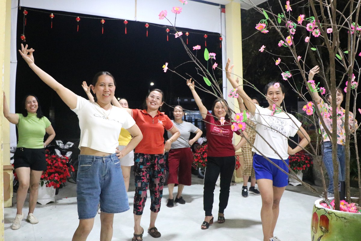 Phụ nữ Đà Nẵng rộn ràng điệu dân vũ "Ta đi bầu cử"- Ảnh 2.