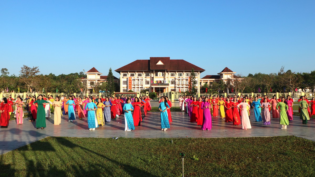 Phụ nữ Đà Nẵng rộn ràng điệu dân vũ "Ta đi bầu cử"- Ảnh 1.