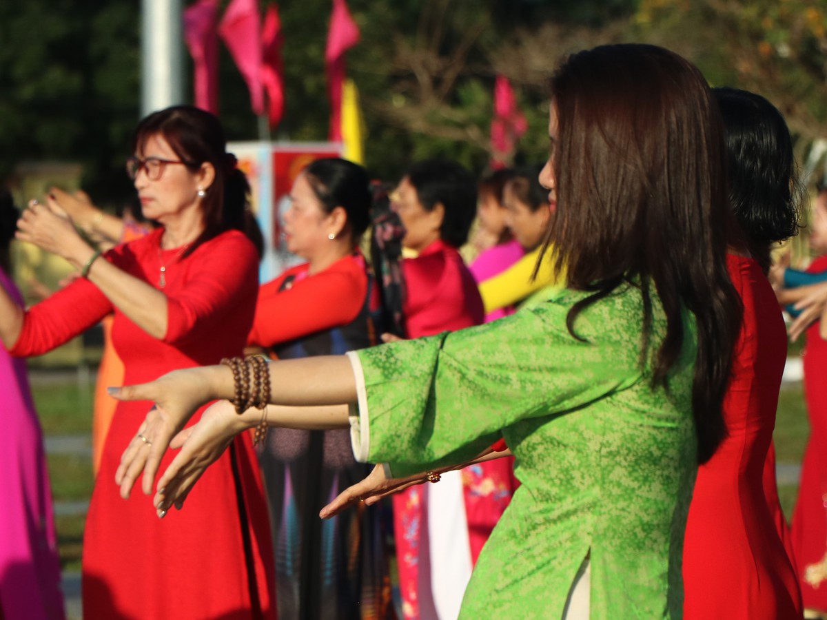 Phụ nữ Đà Nẵng rộn ràng điệu dân vũ "Ta đi bầu cử"- Ảnh 14.